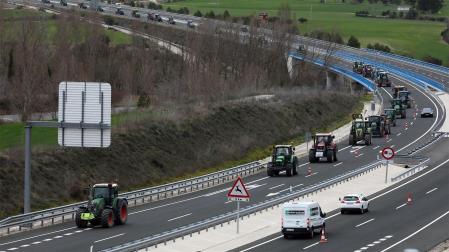Columna de tractores que circula este viernes en la Autovía del Pirineo Pamplona-Jaca (A-21)