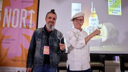 José Luis Navarro, de la destilería alavesa Moonshiners, y el repostero Rafa Gorrotxategi, en el hotel Tres Reyes de Pamplona