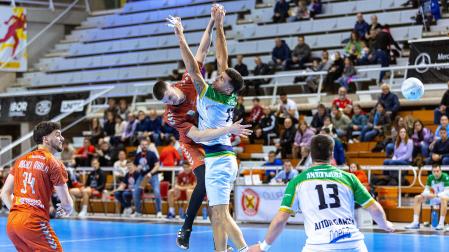 Nico Bonanno trata de frenar el lanzamiento de un jugador deL Huesca./