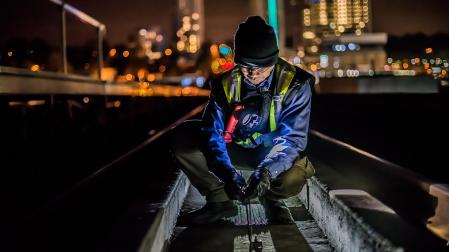 Una persona, trabajando de noche