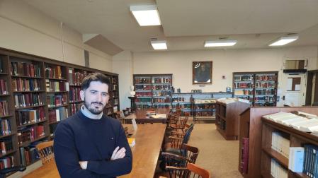 Unai Iriarte Crespo en una de las bibliotecas de la Universidad de Harvard