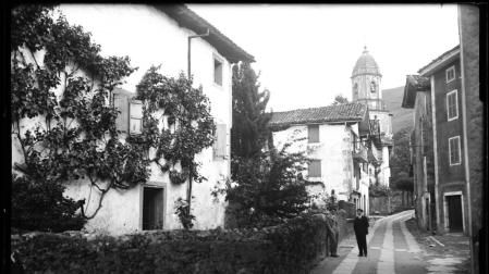 La calle Zarandia de Lesaka en 1925, con la torre de la iglesia al fondo