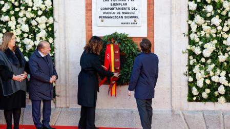 El alcalde de Madrid, José Luis Martínez-Almeida (d), y la presidenta de la Comunidad de Madrid, Isabel Díaz Ayuso, durante una ofrenda floral en el acto en memoria de las víctimas de los atentados ocurridos en Madrid el 11 de marzo de 2004