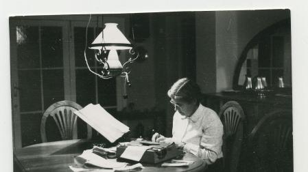 María Moliner (Paniza, Zaragoza, 1900) escribió un diccionario en la mesa del salón de su casa, mientras sus hijos y nietos correteaban alrededor.