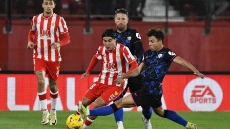 Oliver Torres intenta frenar a Luka Romero ante la mirada de Sergio Ramos./