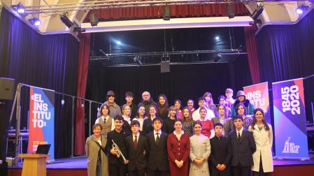 Alumnos y alumnas de 1º de Bachillerato de Artes Escénicas del IES Plaza de la Cruz, que ofrecieron una visita guiada teatralizada a sus invitados