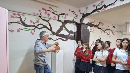 El artista Javier Laforet expone su arte en el colegio Santísimo Sacramento de Pamplona