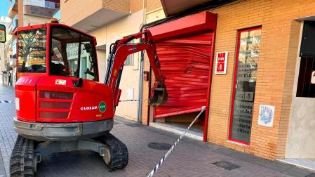 Una máquina excavadora revienta esta madrugada la puerta de la sede del PSOE de Almendralejo