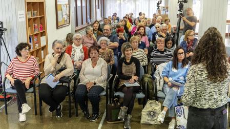 La técnica de Participación explicando a los asistentes el desarrollo del foro de Echavacoiz,./