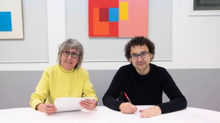 La presidenta de AFAN, Amelia Lecumberri, y el concejal delegado de Acción Social del Ayuntamiento de Pamplona, Txema Mauleón, han firmado este miércoles el nuevo convenio de colaboración