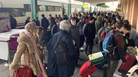 Viajeros en la estación de tren de Pamplona