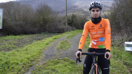 El alsasuarra Iker Mintegi, poco antes de comenzar un entrenamiento al lado de Alsasua.