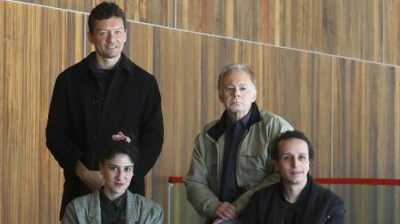 Lucas Zacarias (izq.) y Pedro Pinzolas, ambos de pie, junto a Julieta Seco y Daniel Cortés, este miércoles 13 de marzo en el vestíbulo de Baluarte.