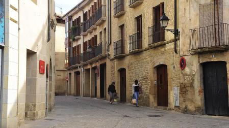 Vista de una de las calles del casco antiguo en las que se ha regulado la colocación de placas./