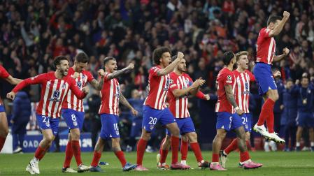 Los jugadores del Atlético de Madrid celebran una de las paradas de Oblak en los penaltis