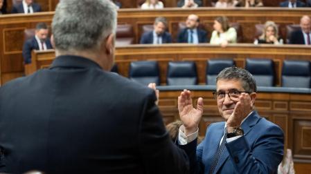 El portavoz del PSOE en el Congreso, Patxi López, aplaude durante la sesión plenaria del Congreso en la que se ha aprobado la Ley de Amnistía