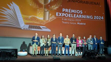 Alfonso Bañón, director de Programas Online de la Unidad de Programas Profesionales de la Universidad de Navarra (quinto por la izquierda), junto al resto de premiados en el evento Expoelearning 2024