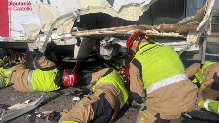 Un accidente múltiple corta la AP-7 en Nules y deja varias personas atrapadas y heridas