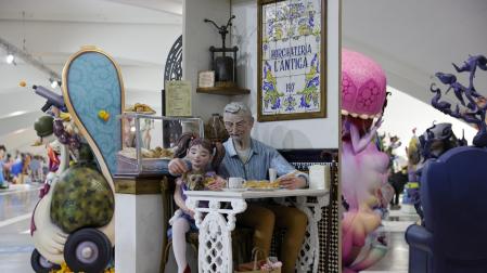Una escena de un abuelo y su nieta en la horchatería l'Antiga para la falla conocida popularmente como L'Antiga de Campanar se salvará de las llamas del fuego el próximo 19 de marz