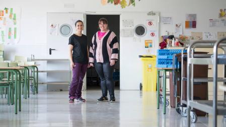 Beatriz Sola, presidenta de la Apyma del CP Buztintxuri, e Irune Alcasena, miembro de la comisión de servicios, en el comedor del centro, que cuenta con 466 usuarios.