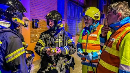 Bomberos de Madrid y personal sanitario del SUMMA 112 rescataron y atendieron a los intoxicados por monóxido de carbono