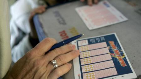 Una mujer elige sus números en el boleto de Euromillones