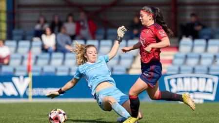 Una de las jugadas del partido que ha enfrentado este sábado a Osasuna Femenino con el Madrid CFF ‘B’