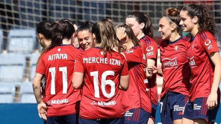 Las jugadoras de Osasuna Femenino se felicitan tras uno de los goles