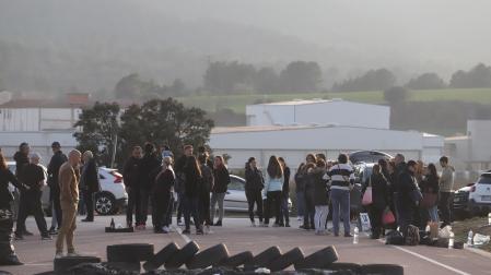 Decenas de personas durante las protestas que han provocado el corte de los accesos a la cárcel de Lledoners, en Sant Joan de Vilatorrada, Barcelona, este viernes