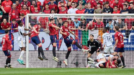 La defensa de Osasuna intenta despejar el balón en el área de Sergio Herrera