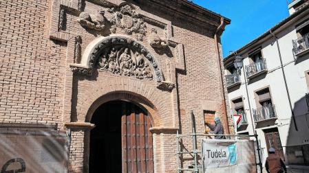Fachada de la antigua iglesia de San Nicolás, con su tímpano del siglo XII también restaurado.
