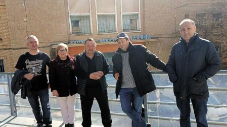 Desde la izda., Jesús San Félix, Carmen Zaborras, Santiago Erro, Luis Urra y Julio Ruiz, miembros de la asociación vecinal con el frontón Lizarra detrás, del cual esperan solución.