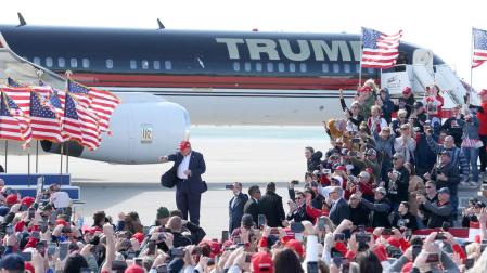 El ex presidente estadounidense Donald J. Trumppronuncia un discurso en la campaña electoral en Vandalia, Ohio