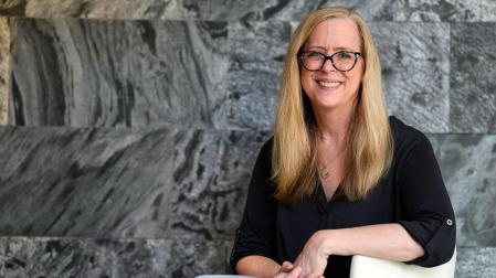 La escritora norteamericana Karen M. McManus, considerada la reina del thriller adolescente