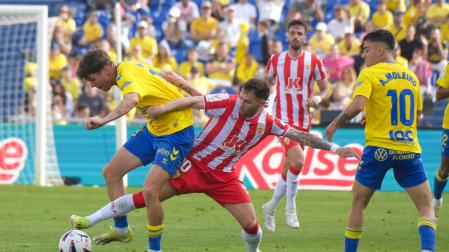 Los jugadores de Las Palmas y el Almería disputan un balón