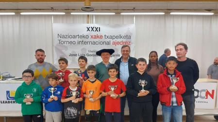 Foto de familia de los ganadores del XXXI Trofeo Paz de Ziganda de ajedrez