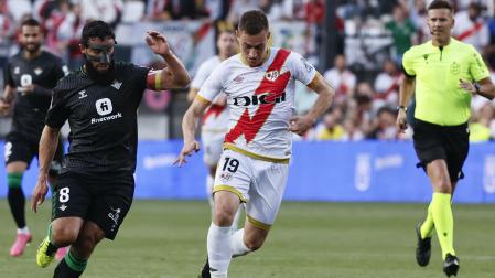 Jorge de Frutos pelea por un balón contra Nabil Fekir