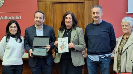 Representantes de la Dirección de Presidencia, Gobierno Abierto y Relaciones con el Parlamento de Navarra encabezados por Joseba Asiain recogen las distinciones 'Audaz' en Valladolid