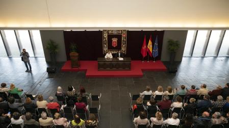 Fotos del acto de homenaje a los empleados del Gobierno de Navarra jubilados o fallecidos en 2023. /