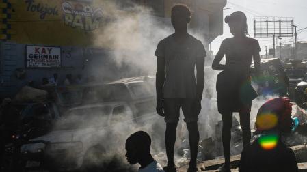 Varias personas se concentran en una calle donde se hallaron varios cadáveres este lunes, en Puerto Príncipe (Haití)