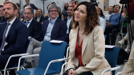 La presidenta de la Comunidad de Madrid, Isabel Díaz Ayuso (d), acompañada por el alcalde Arganda del Rey, Alberto Escribano (i)