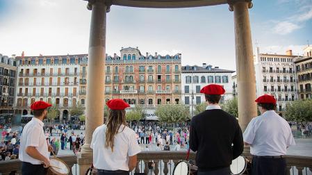 Actuación de la Banda de Txistularis de Pamplona en el quiosco de la Plaza del Castillo