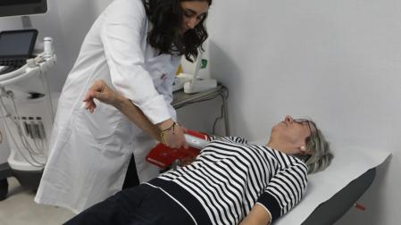 Carmen Baigorri, participante en el estudio Cohorte IMPaCT durante una prueba con Malena Lanaspa