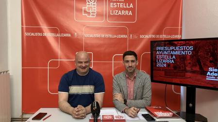 Fran Moleón e Ibai Crespo, en la sede del PSN de Estella