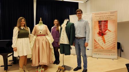 Desde la izq.: Leire Lucas (Fanny), Nora Pérez (Clarina) y Haritz Sagaseta (Edward), junto a dos trajes creados por alumnos de Confección y Moda del centro Donibane