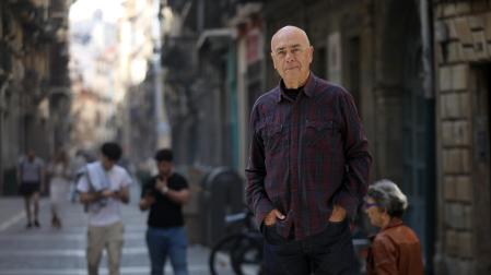 El cámara de TVE Manolo Ovalle, en la calle Estafeta de Pamplona, donde presentó su libro 'Ovalle, reportero gráfico'.