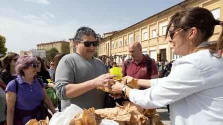 Imágenes de la 'Operación Bocata' solidaria del colegio Anunciata de Tudela