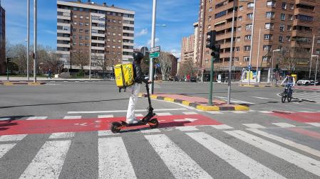 La joven rider de 20 años trata de compaginar las 12 horas de trabajo con los estudios.