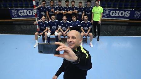 Miguel Hernández, entrenador de Osasuna Magna, se toma una fotografía junto a la plantilla