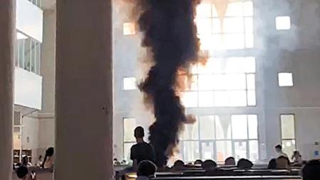 Encienden un bote de humo en la biblioteca de la UPNA